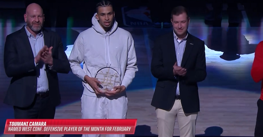 实至名归!NBA官方为卡马拉现场颁发2月西部最佳防守球员奖项