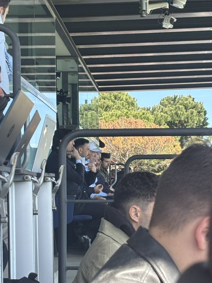 总教头督战!安切洛蒂携皇马教练组成员观战U19马德里德比