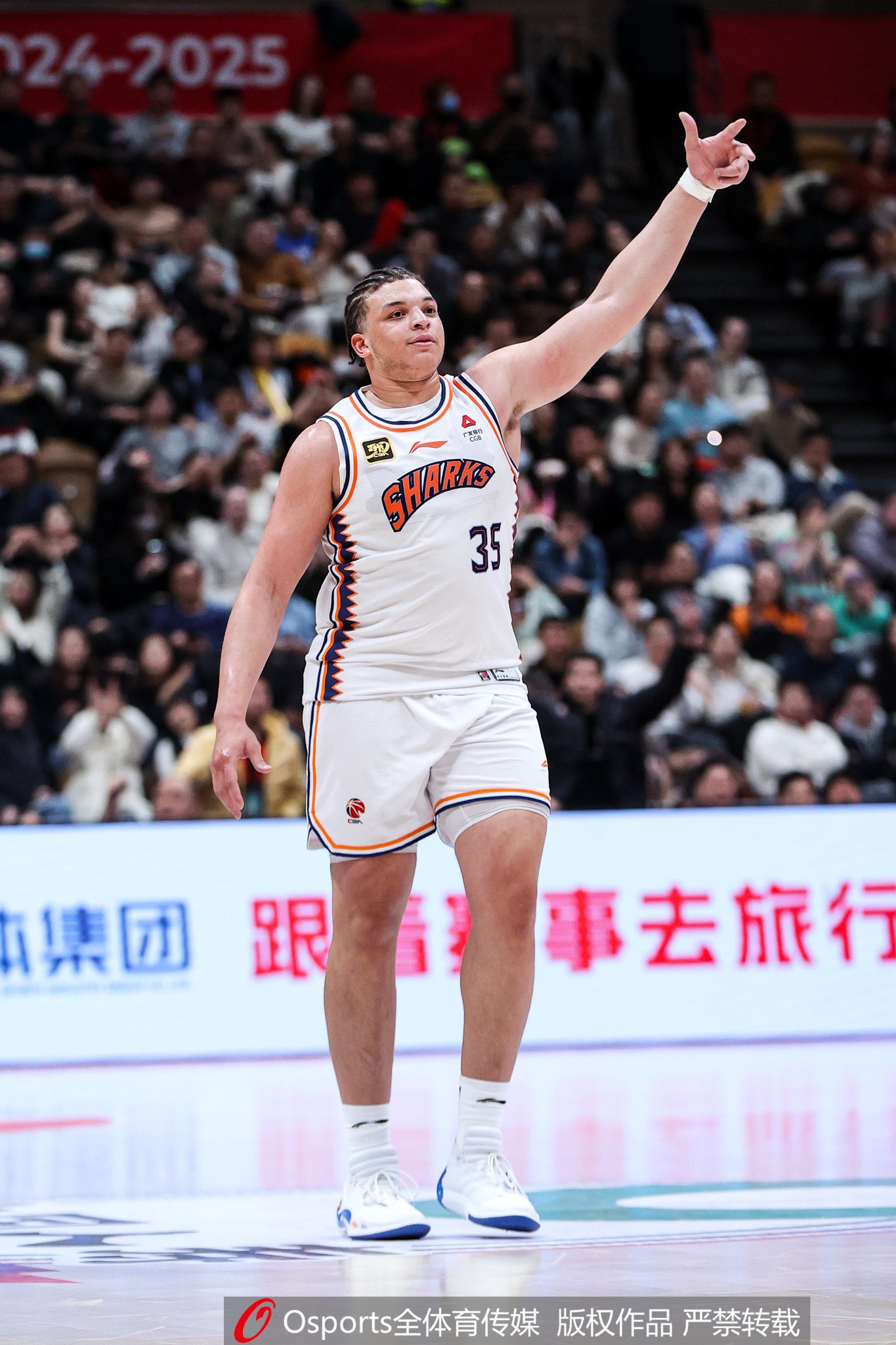 小坦克!洛夫顿上半场9中6砍18分12板3助 4次犯规是隐患
